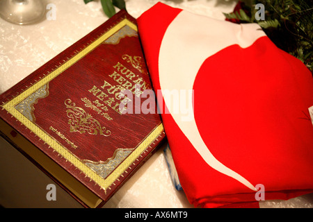 In prossimità di una bandiera turca e il corano libro al matrimonio turco, hamm, Renania settentrionale - Vestfalia, Germania, Europa Foto Stock