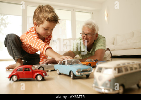Il nonno e nipote a giocare con le automobili Foto Stock