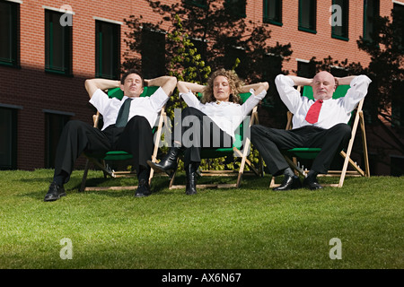 La gente di affari in sedie a sdraio Foto Stock