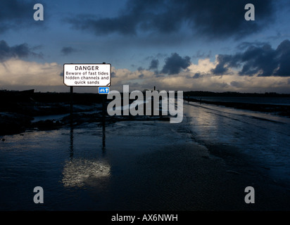 La causeway a Sunderland Point, vicino a Lancaster, Regno Unito: un vecchio porto che viene tagliato due volte al giorno dalla marea Foto Stock