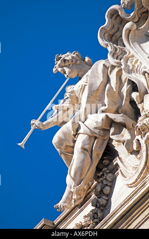 Basso angolo vista della statua, la Fontana di Trevi e Piazza di Trevi, Roma, lazio, Italy Foto Stock