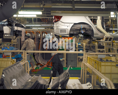 Lavoratori in fabbrica la produzione di ibridi Toyota Prius cars il lavoro sulla linea di montaggio a Toyota City Foto Stock