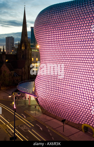 Negozio dipartimentale con chiesa in background, Selfridges, la chiesa di San Martino, Birmingham, Inghilterra Foto Stock