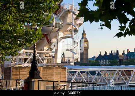 Il Big Ben e le case del parlamento visto di fronte a London Eye, fiume Thames, Londra, Inghilterra Foto Stock