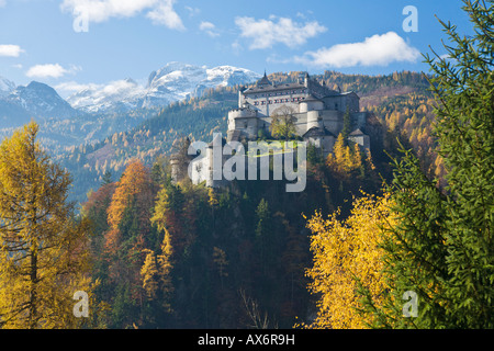 Fort sulla collina, Werfen, Hohenwerfen, sulle Alpi di Berchtesgaden, Pongau, Salisburghese, L'Austria Foto Stock