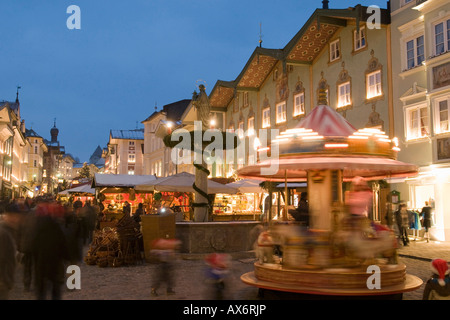 Giostre illuminato in festival Baviera Germania Foto Stock