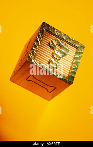 Giocattolo di legno blocco edificio verde con punto interrogativo Foto Stock