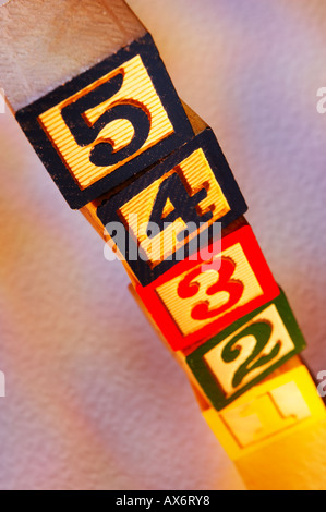 Pila di giocattolo di legno blocchi di costruzione con numeri cinque quattro tre Due Uno Foto Stock