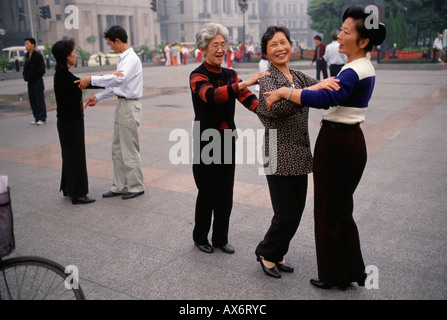 Tre donne ballare pratica il valzer insieme sul Bund a Shanghai Foto Stock