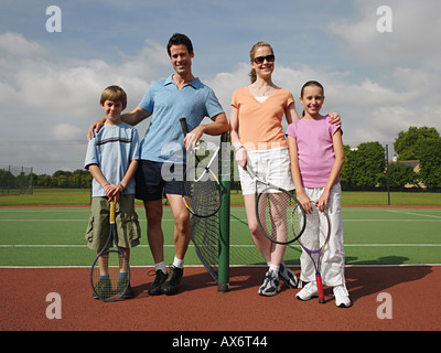 Famiglia su di un campo da tennis Foto Stock