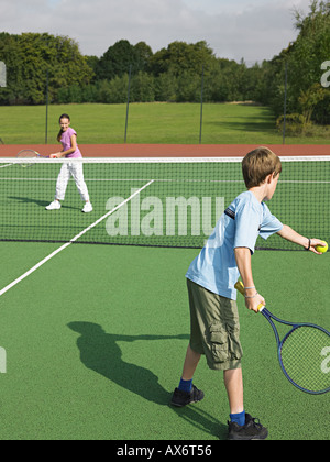 Fratello e Sorella e giocare a tennis Foto Stock