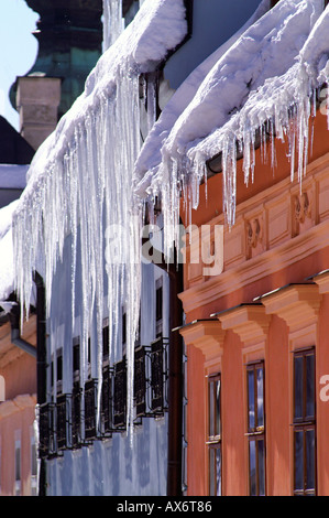 Banska Stiavnica città storica, facciate colorate con ghiaccioli in giornata invernale Foto Stock