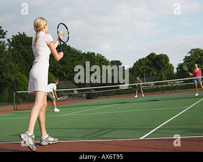 Giovani giocando a tennis Foto Stock