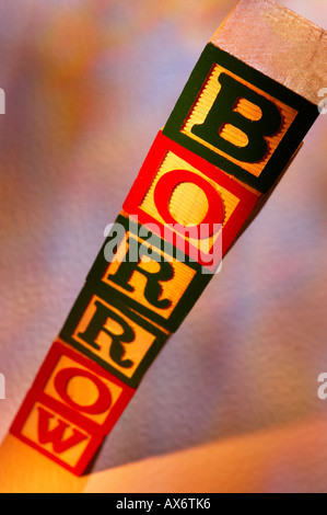 Pila di giocattolo di legno blocchi di costruzione l'ortografia della parola IN PRESTITO Foto Stock