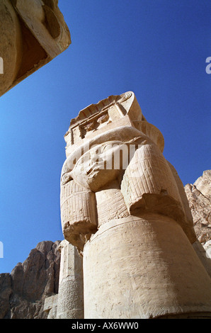 Colonne scolpite nella cappella di Hathor, delle Regine ed al Tempio della Regina Hatshepsut, Deir al Bahari, nei pressi di Luxor, Egitto Foto Stock