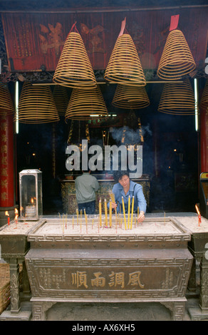 Il tempio ma a Macao incenso pende dal soffitto come adoratori pregare e fare offerte Foto Stock