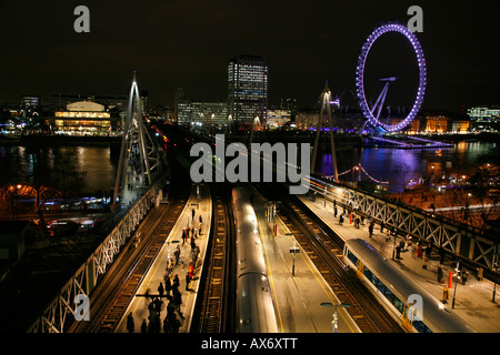 Vista su Charing Cross Stazione ferroviaria andHungerford ponte verso il Royal Festival Hall e per il London Eye, South Bank di Londra Foto Stock