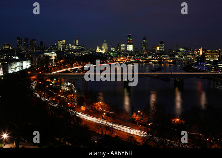 Vista panoramica sul fiume Tamigi passato Waterloo Bridge verso la città di Londra Foto Stock