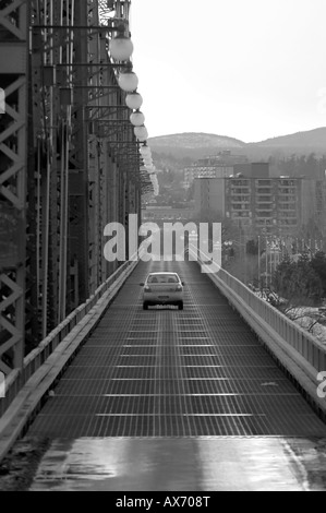 Un solitario auto attraversa il ponte di Alexandra oltre il fiume Ottawa Foto Stock