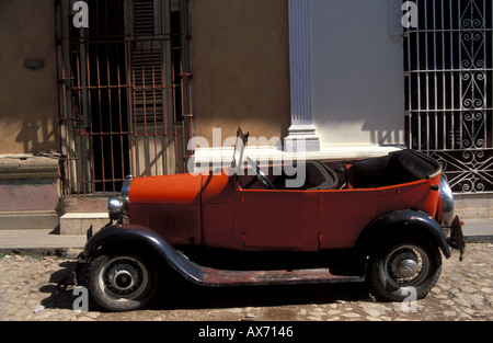 Red oltimer Ford Modello T tipo in strada di Trinidad, Cuba Foto Stock