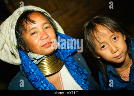 Giraffa donna e bambino a Karen annuale acqua e spirito festival Huai Suea Thao Village, vicino a Mae Hong Son, a nord della Thailandia Foto Stock