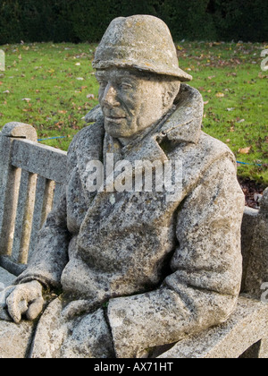 Una pietra uomo seduto su una panchina di pietra nei giardini a Rufford abbazia e Country Park, Nottinghamshire East Midlands UK Foto Stock