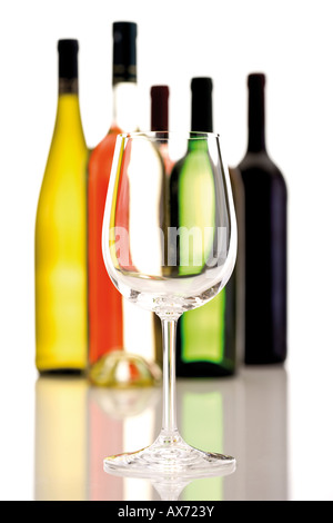 Bicchiere di vino nella parte anteriore delle bottiglie di vino, close-up Foto Stock
