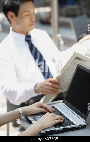 Imprenditore quotidiano di lettura, ritratto Foto Stock