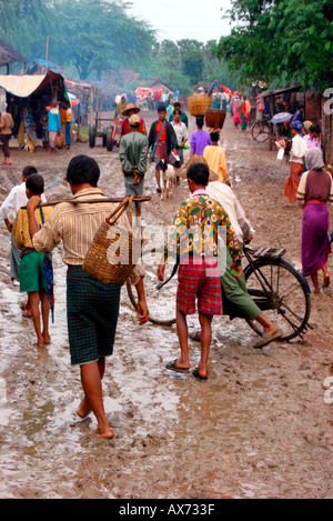 Strada fangosa in caso di pioggia Ywa-wai market 20 miglia a sud di Meiktila MYANMAR Birmania Foto Stock