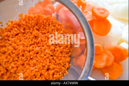 Rendendo la zuppa di lenticchie Foto Stock