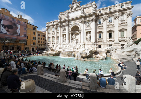 La fontana di Trevi o la Fontana di Trevia con un cartellone per Dolce e Gabbana occhiali da sole a sinistra, Roma, Italia Foto Stock