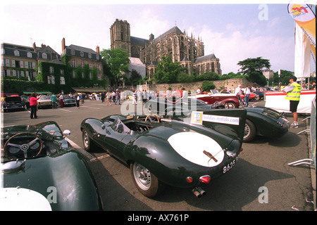 Storica Le Mans 24 ore di gara Jaguar D Type parcheggiare di fronte alla Cattedrale e a Le Mans in Francia nel 2003 Foto Stock