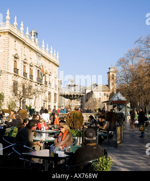 Granada Spagna Plaza Nueva Vista della Cancelleria Reale e street cafe Foto Stock