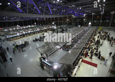 Checkin Internazionale di Bangkok Suvarnabhumi Airport (BKK). Birds Eye view di partenze check in durante la notte. Foto Stock