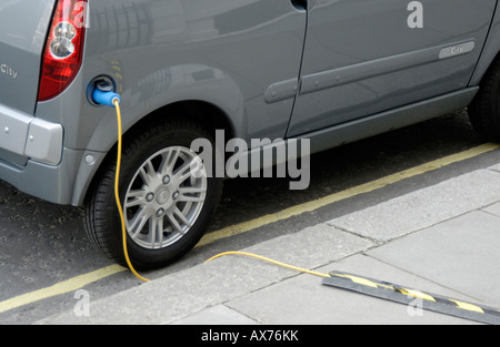 Auto elettrica collegato alla presa di corrente per la ricarica su strada, City of Westminster, Londra SW1, Engand Foto Stock