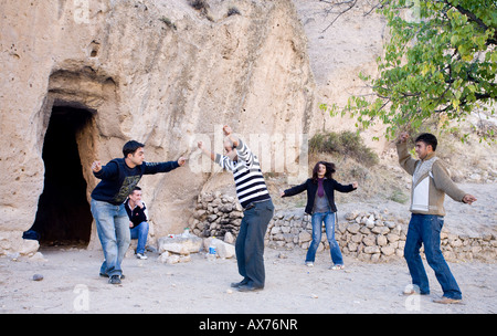 Grotta ballerini di un gruppo di 5 giovani fare il tè e la danza presso la porta della loro grotta Soganli Valley Cappadocia Turchia Foto Stock