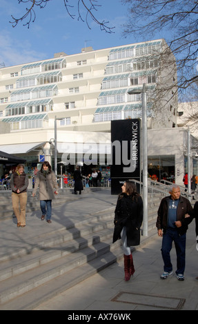 Persone in ingresso sud (Bernard Street) a recentemente risviluppata Centro Brunswick, Bloomsbury, Londra, Inghilterra Foto Stock