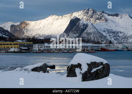 Mefjordbotn pesca costiera borgo incastonato tra le montagne senja inverno artico Norvegia Foto Stock