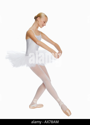 Giovane ballerina (14-15) permanente sulla pointe in scarpe da punta,, ritratto Foto Stock