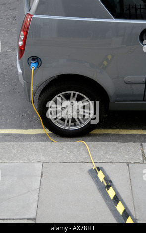 Auto elettrica collegato alla presa di corrente per la ricarica su strada, City of Westminster, Londra SW1, Engand Foto Stock