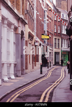 Carter Lane: doppio giallo linee passanti attraverso strette e tortuose strade medievali di Blackfriars vicino la Cattedrale di St Paul, Londra Foto Stock