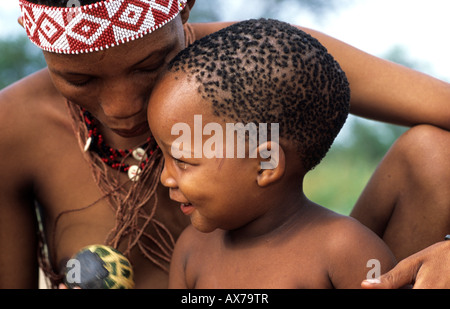 San Bushman adulto bambino Otjozondjupa Regione Africa Namibia Foto Stock