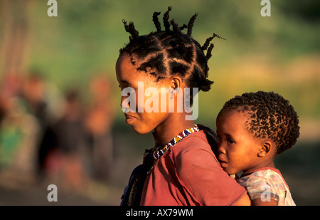 San donna boscimane e bambino Otjozondjupa Regione Africa Namibia Foto Stock