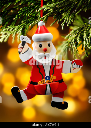 In legno dipinte a mano di Babbo Natale, santa, decorazione di Natale contro una impostazione di camera Foto Stock