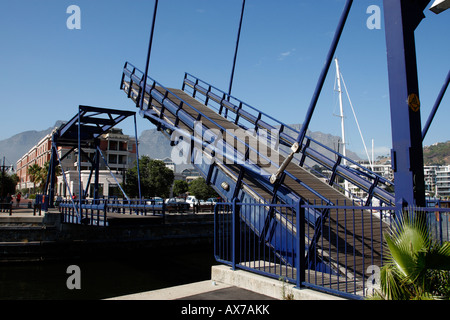 Doppia lamina a ponte mobile di collegamento tra il North Wharf al West Quay V&A waterfront cape town Western Cape Province sud africa Foto Stock