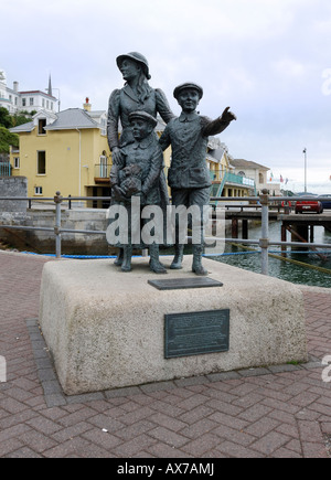 Statua di Annie Moore e i suoi fratelli a Cobh in Irlanda Foto Stock