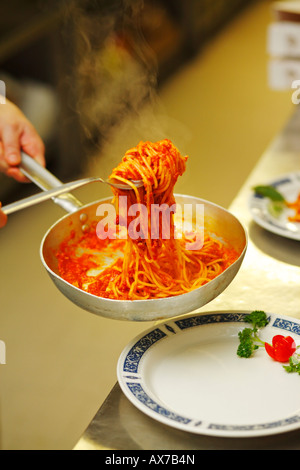 La preparazione di un piatto di pasta nel ristorante italiano, Italia Foto Stock