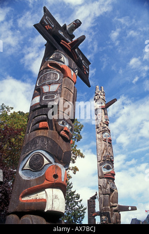 Totem Poles in Thunderbird Park Victoria Vancouver Island British Columbia Canada Foto Stock