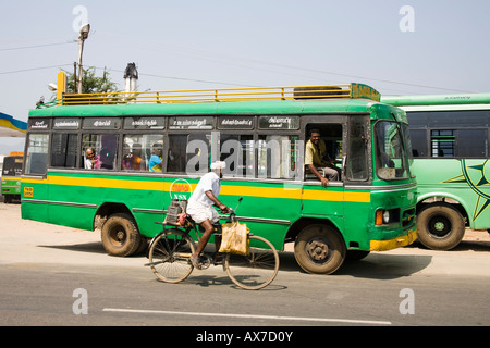 Un autobus pubblici che viaggiano lungo la strada e il ciclista, Tamil Nadu, India Foto Stock
