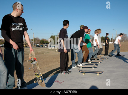 Un folto gruppo di giovani skateboarders gathererd Foto Stock